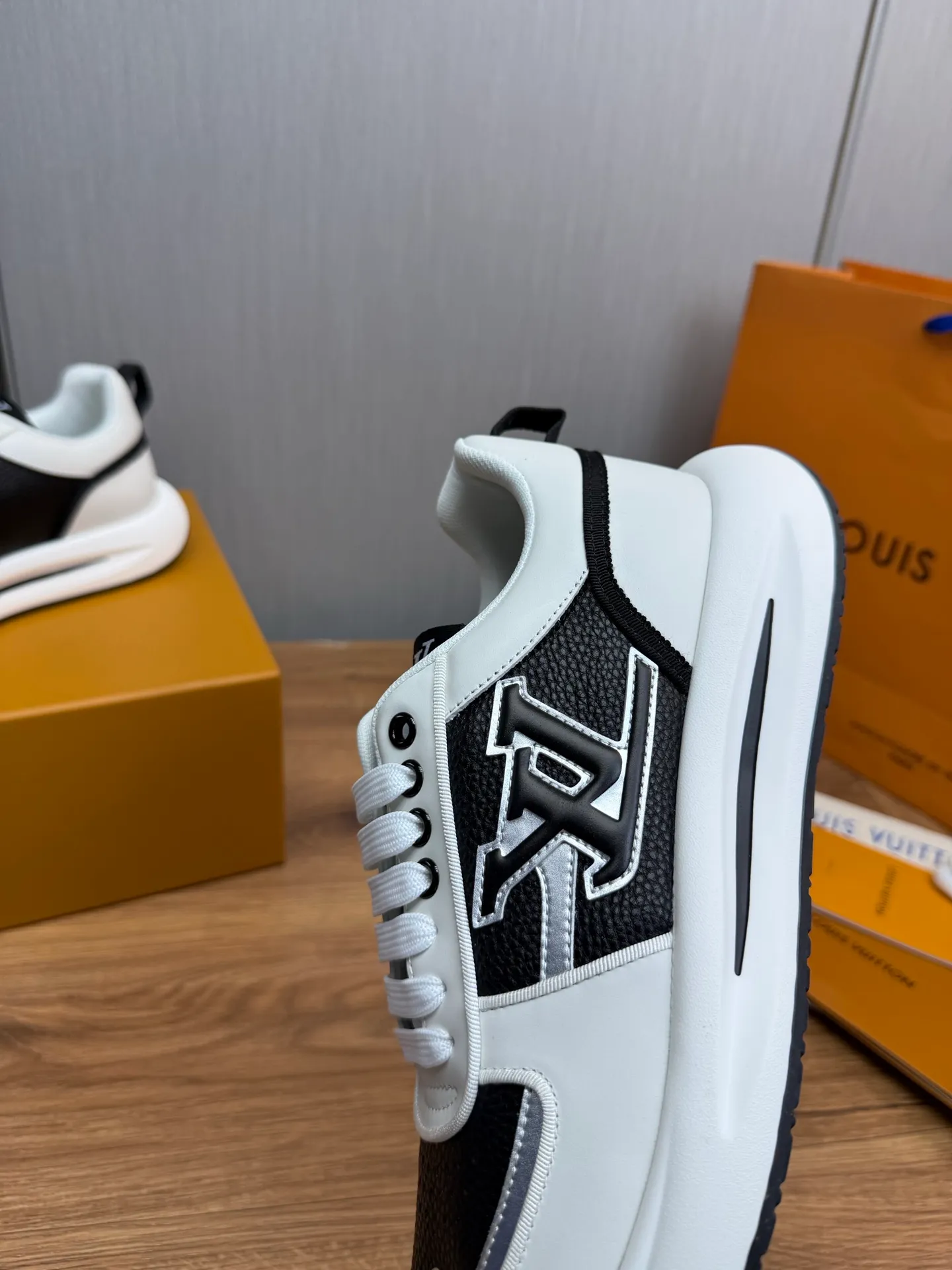 Men's shoes 💰820💰 Lv. Top purchasing agent 🇮🇹 Louis Vuitton, sports shoes counter synchronization, uppers imported from Italy, high-quality splicing and complex handicrafts, imported mesh pads are soft and comfortable, soles: original factory special soles, TPU exclusive movable molded soles super comfortable, original factory single goods, 🔍🔍high quality, you can enter and exit the counter at will, welcome to compare, code number 38-44 (Customized 38.45)